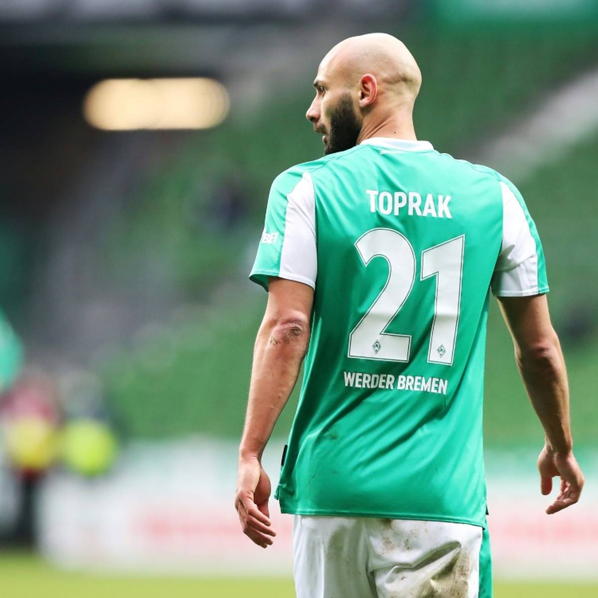Dass Ömer Toprak Werder Bremen zur kommenden Saison verlässt, steht bereits seit Längerem fest. Bei seinem neuen Verein trifft der Ex-Kapitän nun auf einen alten Bekannten.