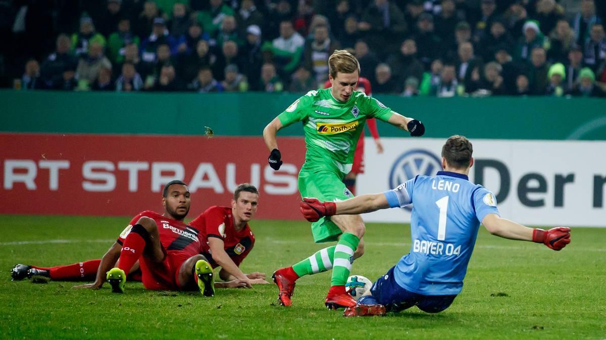 Leverkusen hat die erste Riesenchance, Stindl rettet aber auf der Linie. Dann rettet Leno mehrmals in höchster Not - unter anderem gegen Herrmann. Der englische Account der Borussia fragt: "Weiß jemand, wie man an diesem Typen vorbeikommt? Frage für einen Freund..."