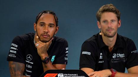 Romain Grosjean (r.) darf womöglich 2021 einmal im Mercedes von Weltmeister Lewis Hamilton (l.) sitzen