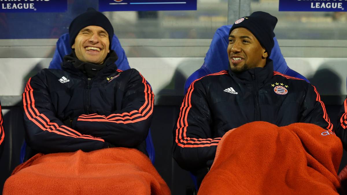 Und was macht der FC Bayern? Der bereits qualifizierte Rekordmeister gastiert bei Dinamo Zagreb und rotiert dabei personell mächtig.  Thomas Müller (l.) und Jerome Boateng bleiben erst mal auf der Bank, haben dort aber trotzdem Spaß