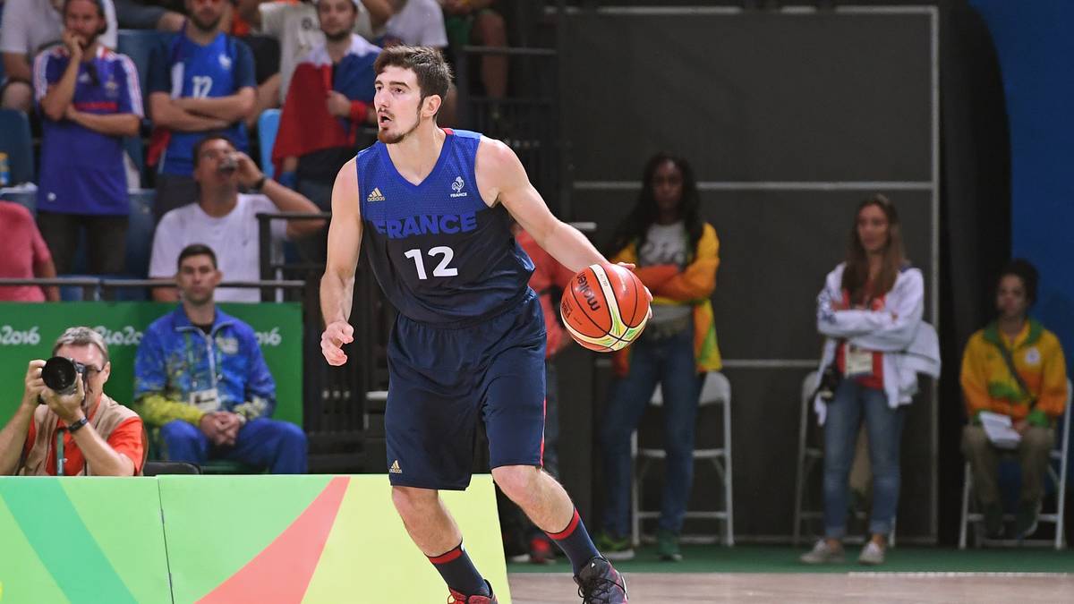 NANDO DE COLO - Frankreich: Der Guard vom russischen Elite-Klub ZSKA Moskau tritt in die Fußstapfen von Tony Parker und soll für eine französische Medaille sorgen. Bei ZSKA lieferte er regelmäßig Offensiv-Galas ab. Selbiges wird auch im Nationalteam von ihm erwartet