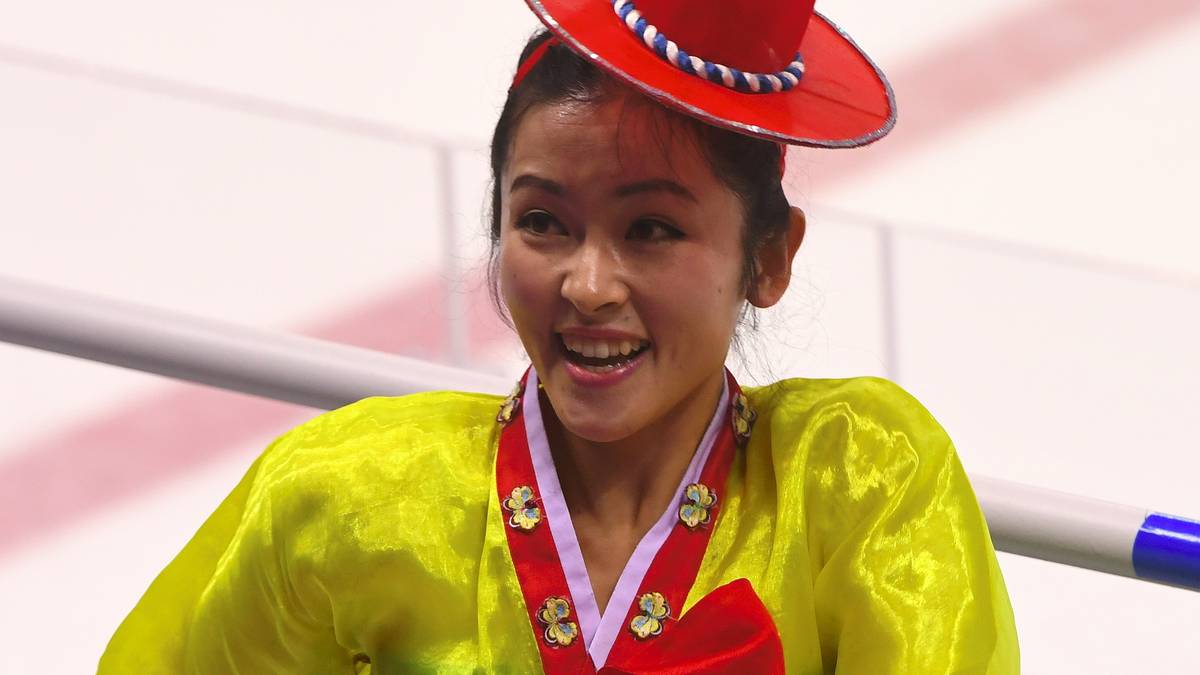Aber auch ungewöhnliche Outfits haben die Nordkoreanerinnen mitgebracht