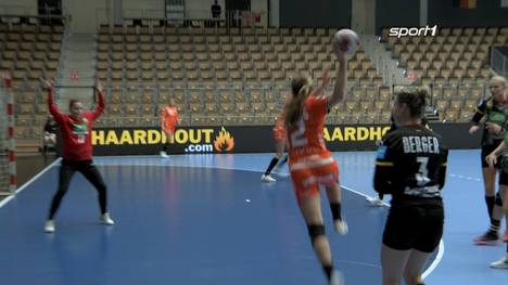 Deutschlands Handballerinnen müssen sich im zweiten Testspiel den Niederlanden geschlagen geben. Der Weltmeister dominiert vor allem in Halbzeit eins, die deutsche Aufholgagd kommt zu spät. 