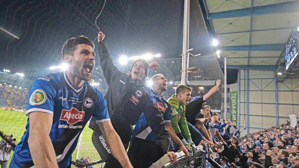Ein anderer Drittligist macht sogar noch mehr von sich reden: Arminia Bielefeld schaltet mit Hertha BSC, Werder Bremen und Borussia Mönchengladbach drei Bundesligisten aus und scheitert erst im Halbfinale am späteren Cupsieger Wolfsburg.