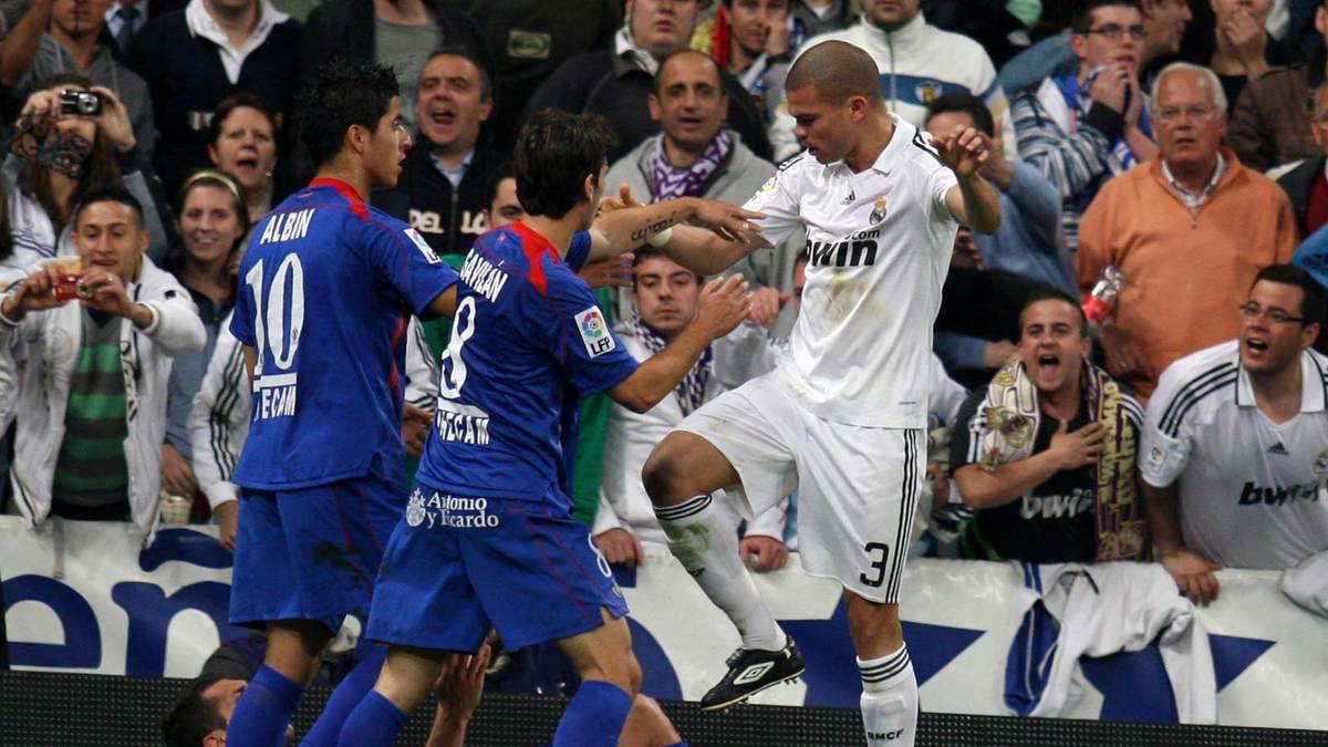 Mit zehn Spielen Sperre wird ein brutales Einsteigen von Pepe bestraft. Der Portugiese von Real Madrid tritt im Jahr 2009 mehrmals auf den am Boden liegenden Javier Casquero vom FC Getafe ein. Der Innenverteidiger lässt auch noch Faustschläge gegen einen Teamkollegen Casqueros folgen