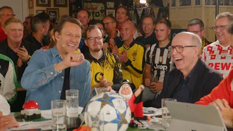 Reiner Calmund läuft im SPORT1-Fantalk auf Hochtouren! Weil Moderator Jochen Stutzky den Leverkusen-Gegner vermeintlich kleinredet, erteilt ihm "Calli" eine Lehrstunde. 