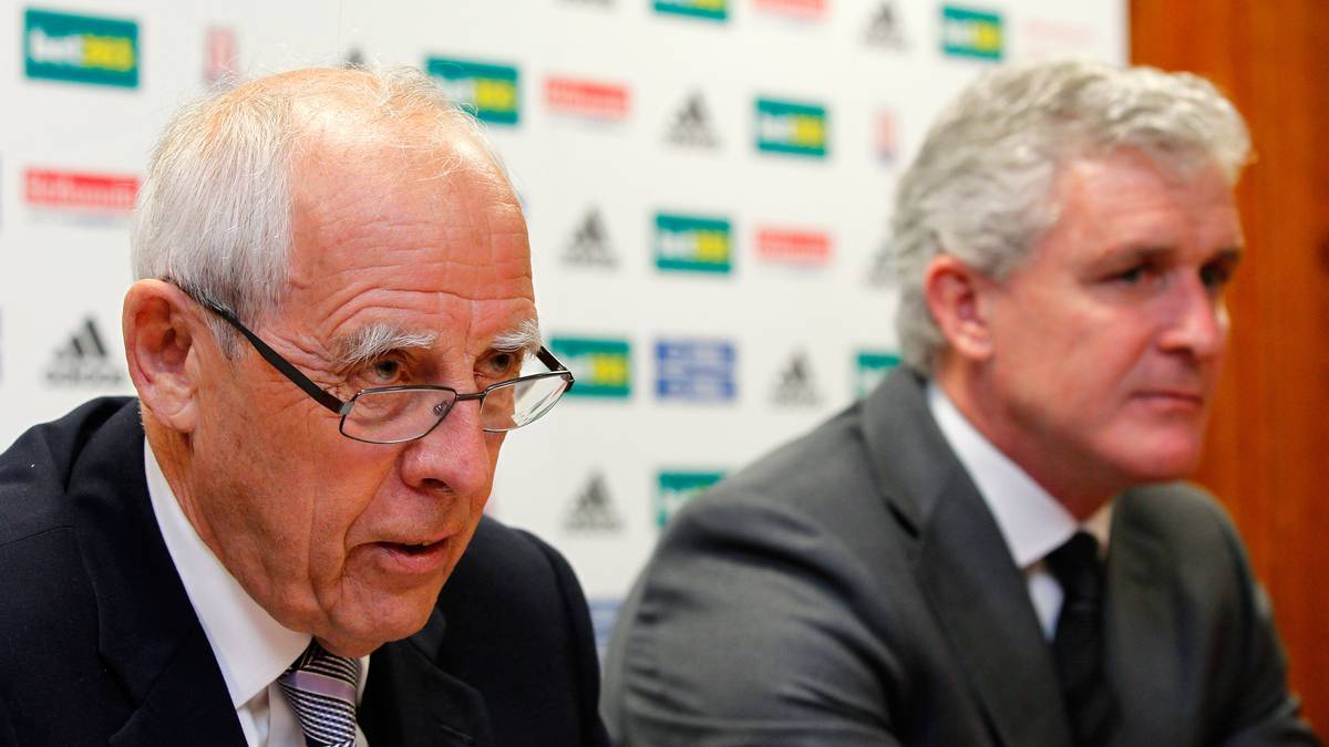 PLATZ 11: STOKE CITY - WETTMILLIARDÄR UND WIEDERHOLUNGSTÄTER: Bereits von 1989 bis 1997 war John Coates Besitzer von Stoke City. 2005 kehrte der Besitzer des Sportwettanbieters Bet365, mittlerweile 1,3 Milliarden Euro schwer,  zurück und übernahm die Anteile wieder. 2008 folgte der Aufstieg in die Premier League, mittlerweile gehört Stoke zu den etablierten Teams. Größter Transfercoup diesen Sommer: Die Verpflichtung von Ex-Bayer Xherdan Shaqiri