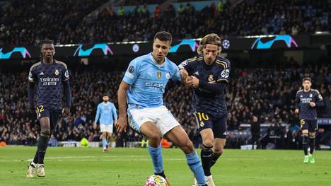 Die Königlichen suchen nach dem Karriereende von Toni Kroos weiterhin nach einem adäquaten Ersatz. Der neue Ballon-d'Or-Sieger Rodri soll auf dem Zettel von Real Madrid stehen.