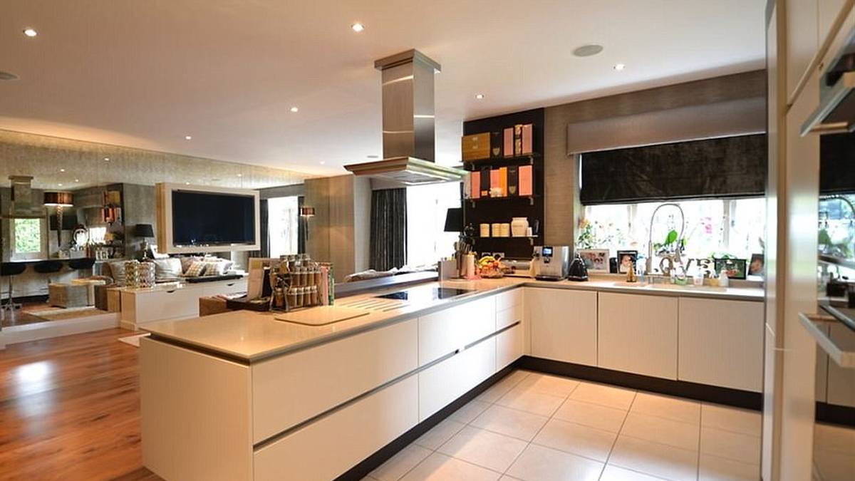 Daran grenzt die offene, ebenso luxuriöse Küche. Das alles ist aber nicht das Highlight des Hauses