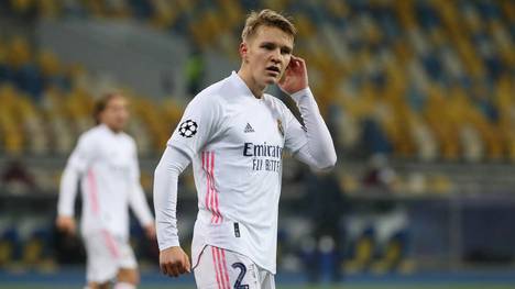 Martin Odegaard kommt bei Real Madrid nicht in Schwung, im Gegenteil. Nun könnte das ehemalige Wunderkind offenbar vor einer Rolle als Ersatzspieler bei Real flüchten. 