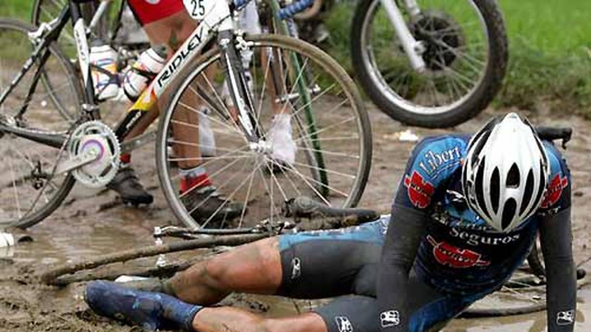 Auch Schlamm macht den Fahrern zu schaffen. Der Untergrund wechselt ständig. Das berühmte Radrennen, das 1896 zum ersten Mal stattfand, gehört zu den so genannten Monumenten des Profi-Radsports