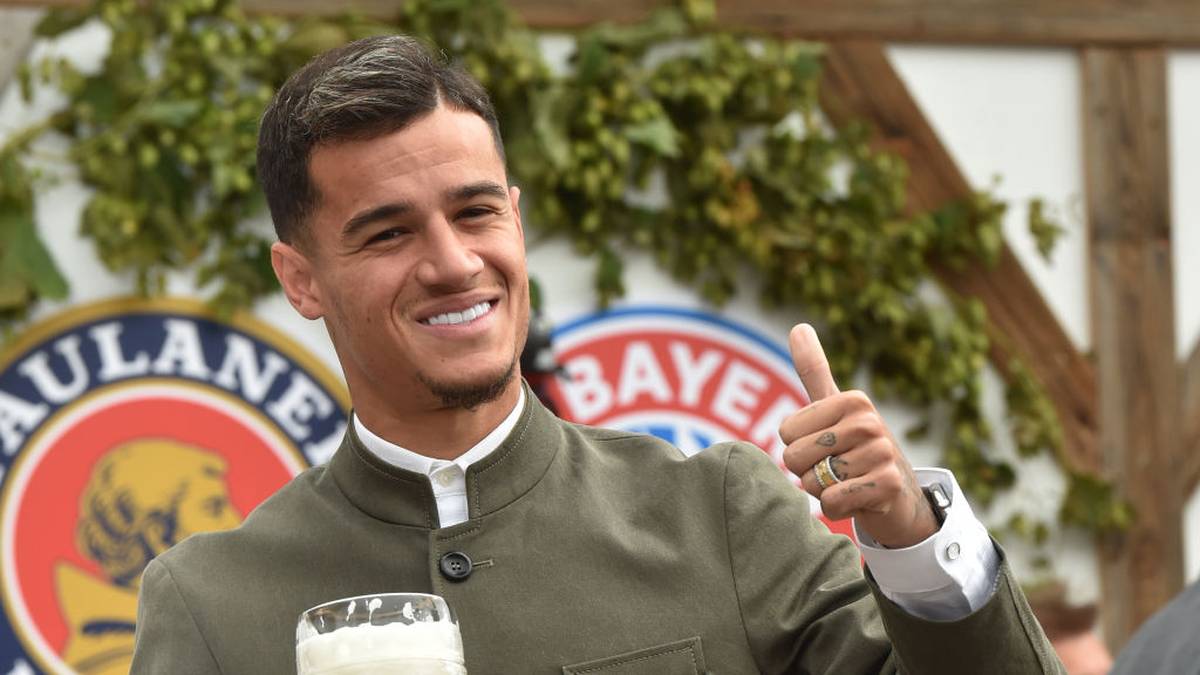 Hoch den Daumen - und die Maß! Coutinho zeigt strahlend weiße Zähne wie die Schaumkrone in seinem Humpen 