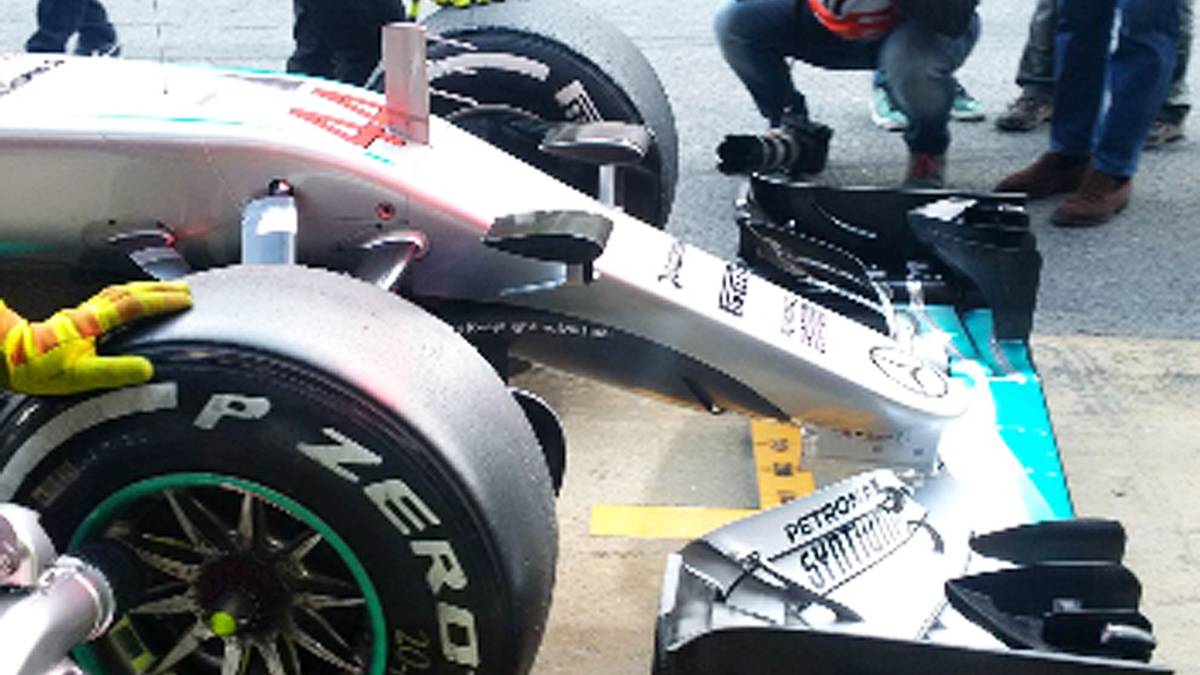 Mercedes testet vor allem unzählige Aerodymanik-Teile und fährt auf deutlich härteren Pneus wie die Konkurrenz. Am letzten Testtag probieren die Silberpfeile eine neue Nase samt Frontspoiler aus. In Anlehnung aus einen Hai aus dem Film Nemo nennt Mercedes das neue teil "Bruce"