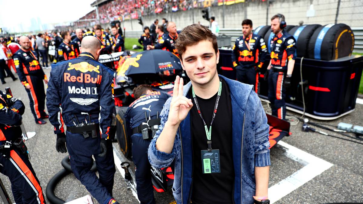 Auch in Sachen Prominente hat der Grand Prix in Shanghai wieder etwas zu bieten. DJ Martin Garrix freut sich über einen Besuch an der Rennstrecke