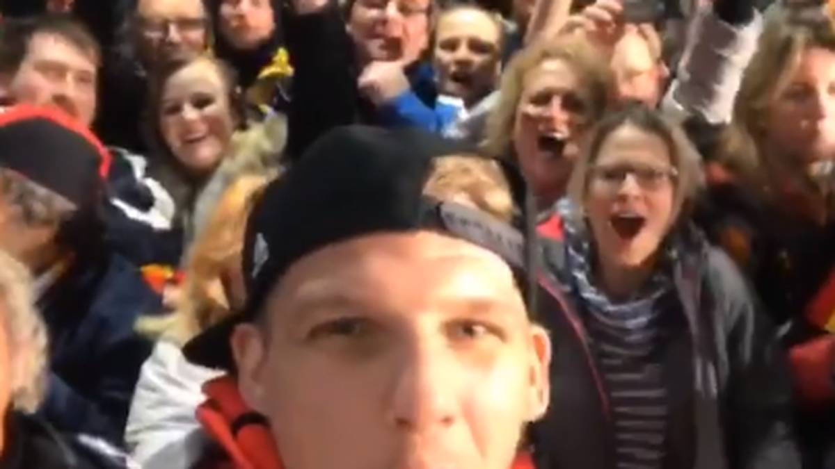 Keine Frage: Die Eishockey-Spieler sind noch immer in Partystimmung