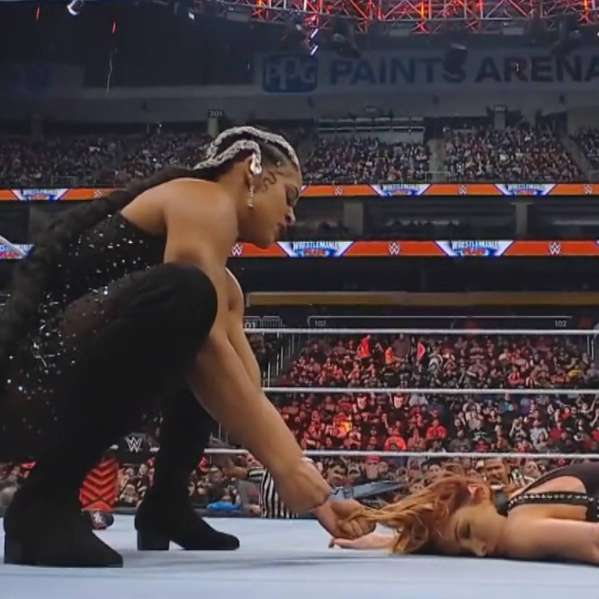 Demütigung bei WWE: Erzrivalin schneidet Becky Lynch Haare ab