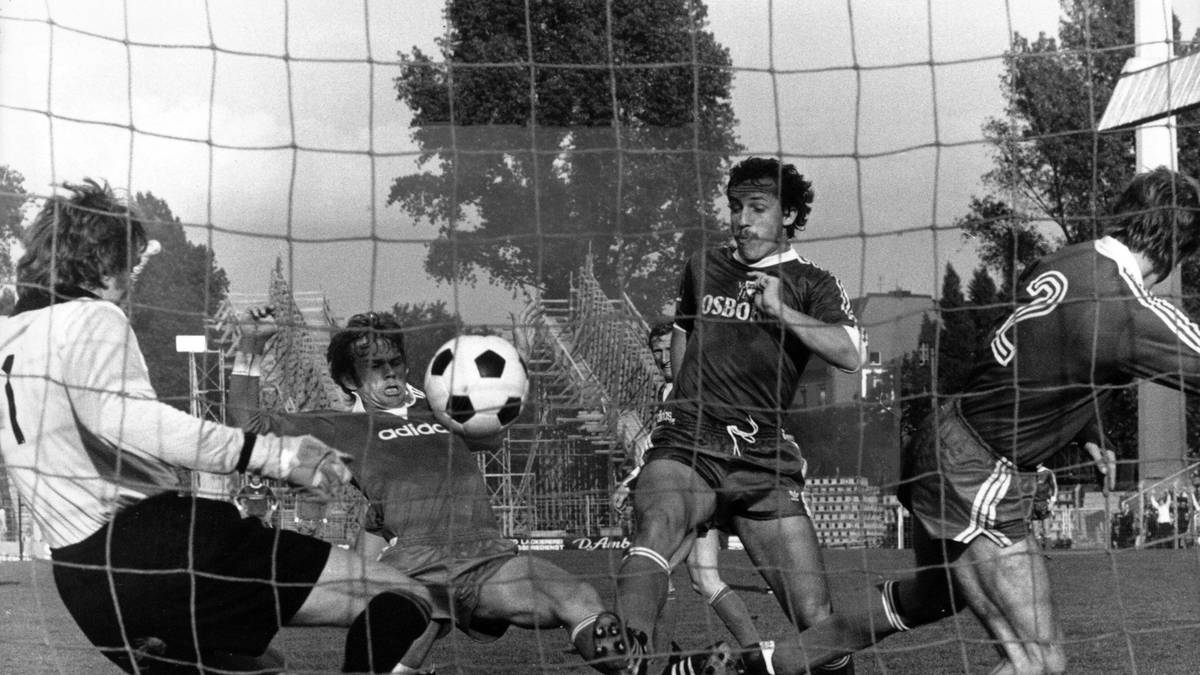 PLATZ 4 - 8 Tore, Bochum - Bayern (5:6), 1976: 3:0 zur Halbzeit, 4:0 nach 53 Minuten: Eigentlich läuft es perfekt für den VfL Bochum gegen den FC Bayern, der in der Vorsaison zum dritten Mal in Serie den Europapokal der Landesmeister gewonnen hat. Nach dem 0:4 drehen die FCB-Stars aber auf. Karl-Heinz Rummenigge, Georg Schwarzenbeck, zweimal Gerd Müller und Uli Hoeneß schießen Bayern 5:4 in Front. Bochums gleicht duch Josef Kazor in der 80. Minute zwar aus - aber Hoeneß macht  in der 89. mit seinem zweiten Treffer den Bayern-Sieg klar