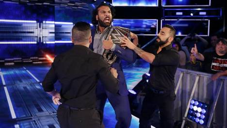 Jinder Mahal (M., mit den Singh Brothers) soll bei den WWE Survivor Series 2017 gegen Brock Lesnar antreten