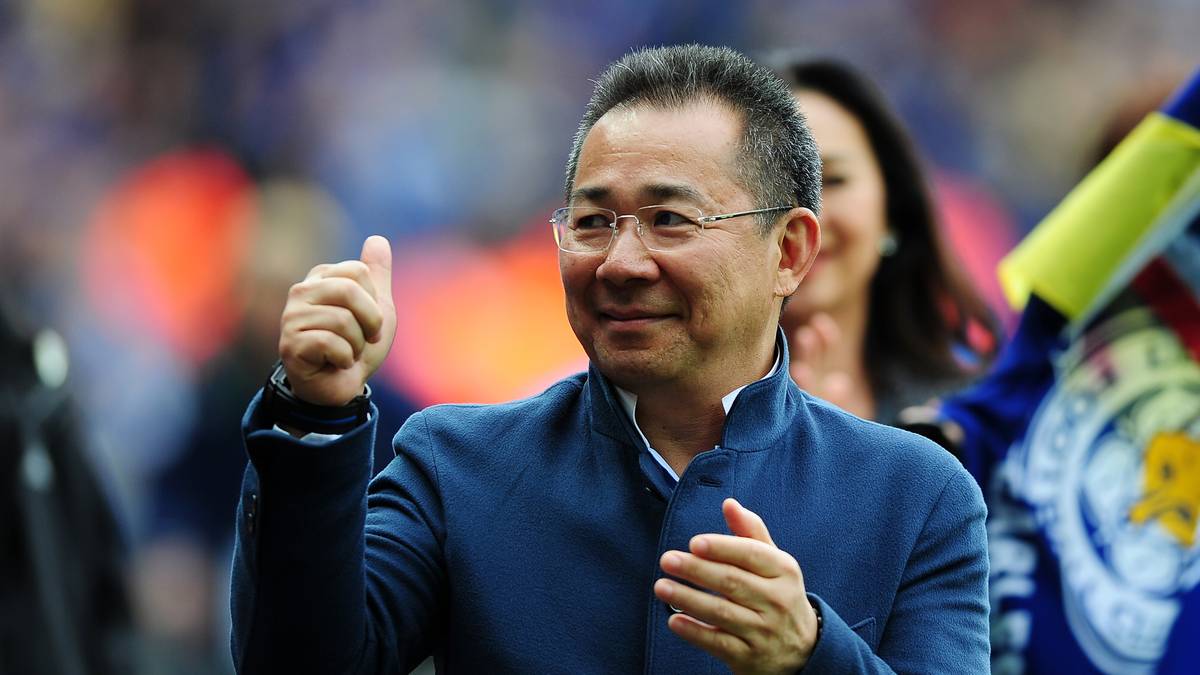 PLATZ 9: LEICESTER: SCHALL UND RAUCH: Im August 2010 einigte sich Leicester City mit dem thailändischen Duty-Free-Shop-Betreiber King Power auf eine Partnerschaft. Für drei Jahre sollte King Power Hauptsponsor des damaligen Zweitligisten werden. Wo man gerade dabei war, kaufte sich King-Power-Boss Vichai Raksriaksorn, zwei Milliarden Euro schwer, gleich mal ein paar Anteile am Klub. Wenig später übernahm er die Wölfe ganz. Als sich die Fans gerade an den Namen ihres neuen Eigners und Präsidenten gewöhnt hatten, mussten sie einen neuen Zungenbrechernamen lernen: Seit 2013 heißt der neue Leicester-Boss Vichai Srivaddhanaprabha. Der sieht nicht nur genauso aus wie der alte, sondern ist sogar der selbe. Wegen seiner Verdienste um die thailändische Wirtschaft verlieh der thailändische König den Raksriaksorns den neuen Namen. Wie auch immer: 2014 stieg Leicester auf