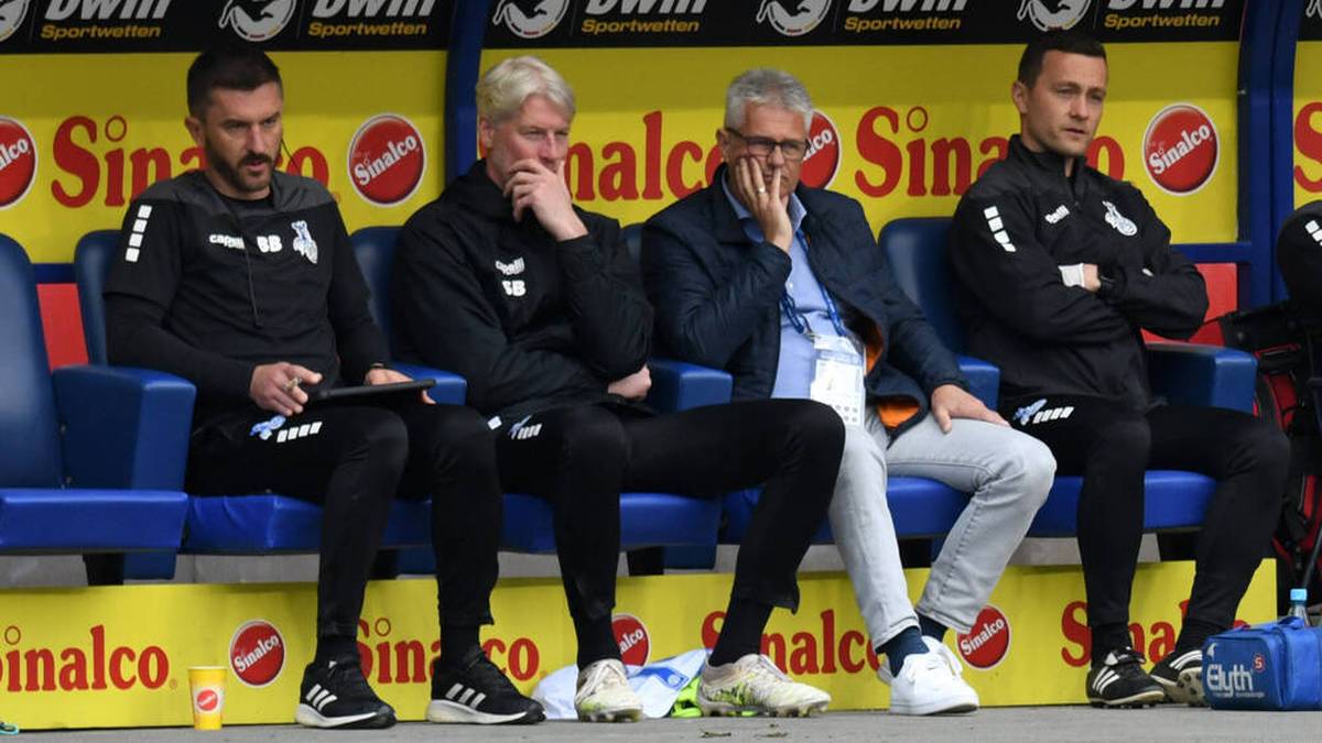 Ratlose Gesichter auf Duisburgs Bank nach der 0:6-Niederlage gegen den TSV 1860 München