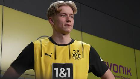 Der BVB ist am Deadline-Day nochmal auf dem Transfermarkt aktiv geworden. Der schwedische Neuzugang soll gerade in der Defensive für Entlastung sorgen. 