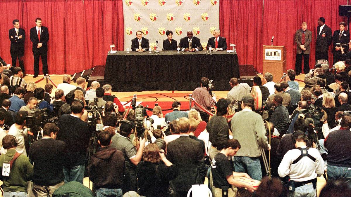 Zwar versuchen die Bulls noch, ihren Superstar zur Fortsetzung seiner Laufbahn zu bewegen, dieser hat jedoch keine Lust auf die verkürzte Saison von nur 50 Spielen. Ein monatelanger Streit um die Erhöhung der Spielergehälter zwischen den Klubbesitzern und der Spielergewerkschaft hatte für den Lockout gesorgt.