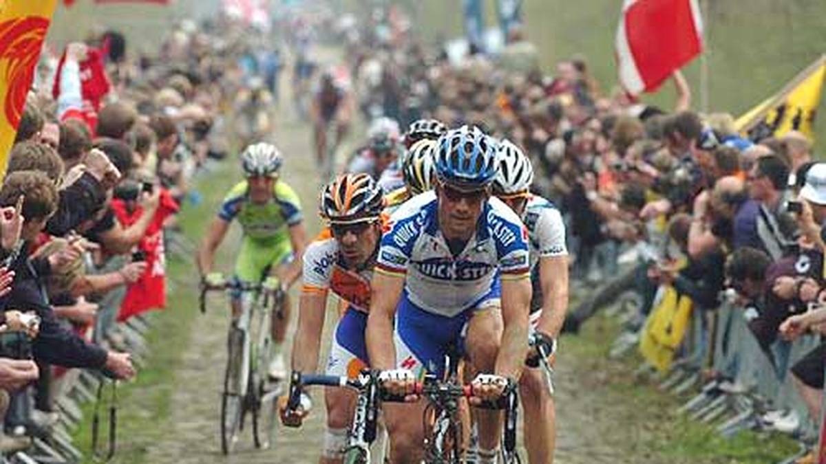 Eine der legendären Passagen der Königin der Klassiker, wie das härteste aller Eintagesrennen auch genannt wird, ist der Wald von Arenberg. Hier führt Tom Boonen das Feld über die tückische Kopfsteinpflaster-Passage