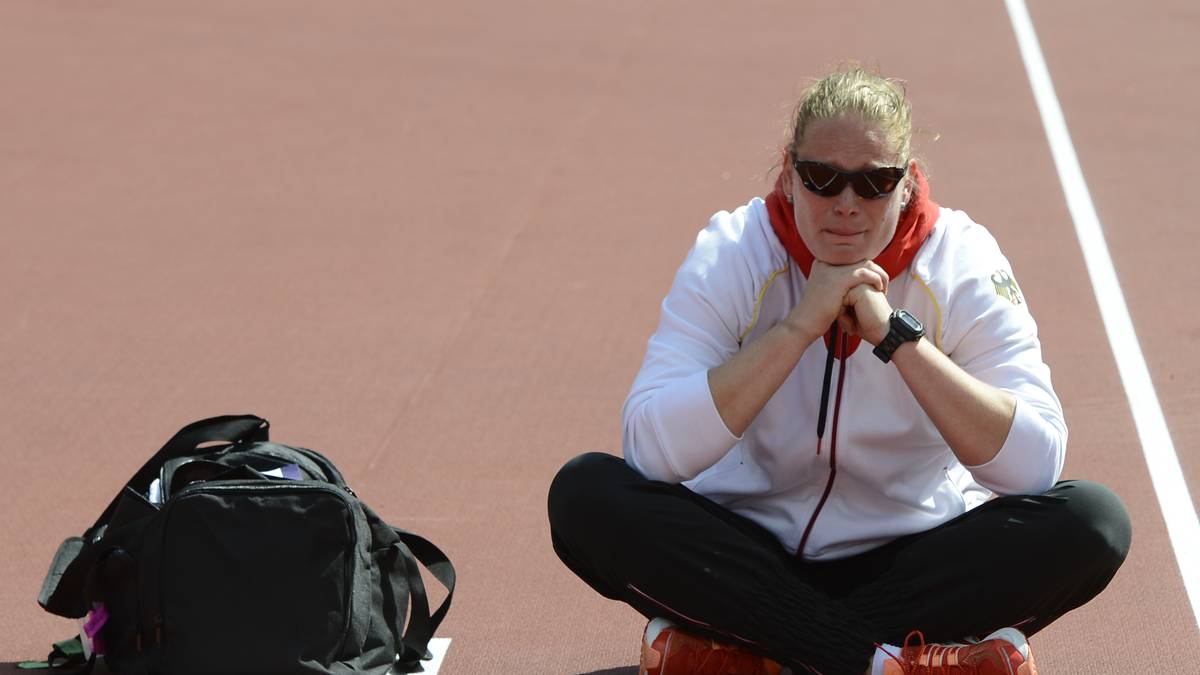 Das Gefühl, von Dopingsündern betrogen und um die verdiente Freude über eine Medaille gebracht zu werden, kennt Nadine Kleinert zu Genüge. Insgesamt 13 Mal (!) bekommt die Kugelstoßerin nachträglich eine Medaille anerkannt, die ihr zuvor verwehrt worden war. Sie ist damit sozusagen die Weltmeisterin im Medaillen-Umtauschen
