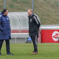 Der Sportdirektor von Schalke 04 stärkt dem Trainer nach dem 2:5-Debakel in Berlin vorerst den Rücken.