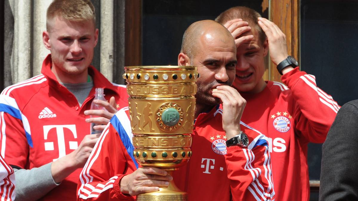 18. Mai 2014: Stolz wird der Pott auf dem Rathausbalkon präsentiert