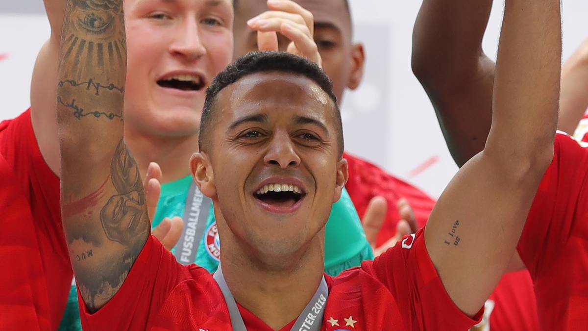 THIAGO: “Thiago oder nichts!” Die Ansage von Trainer Pep Guardiola ist den Bayern-Bossen Befehl. Folgt Guardiola 2013 für 25 Millionen Euro von Barca nach München. Braucht ein bisschen, um seinen großen Vorschusslorbeeren gerecht zu werden, inzwischen aber Führungsspieler 