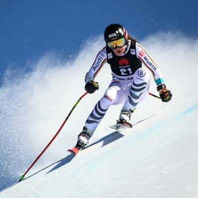 Skirennläuferin Kira Weidle ist bei der ersten Weltcup-Abfahrt des Winters in die Top 10 gefahren. Die italienische Dominatorin siegt. 