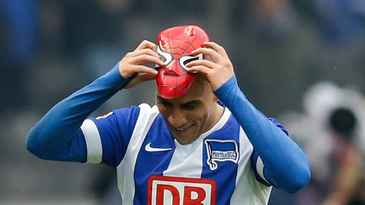 Der 26 Jahre alte Mittelfeldspieler erzielt das 1:0 und streift sich eine Spiderman-Maske über. Was zunächst nach einer Kopie des Aubameyang-Jubels aussieht, hat einen ernsten Hintergrund. Mit dem Jubel grüßt der Berliner den an Krebs erkrankten Jannik, den er bei seinem Kampf gegen die Krankheit unterstützt. Ben-Hatira lief zuvor schon auch mit dem acht Jahre alten Jannik an der Hand ins Stadion ein 