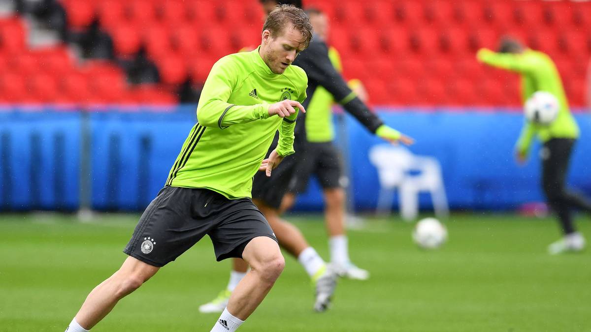 Das letzte Teil im Offensiv-Puzzle. Rund 30 Millionen Euro nimmt der BVB in die Hand, um Schürrle aus Wolfsburg loszueisen. Damit sind die beiden WM-Helden Götze und Schürrle erstmals im Klub vereint. Mit diesem Transfer hat der BVB dann insgesamt  110,75 Millionen Euro ausgegeben