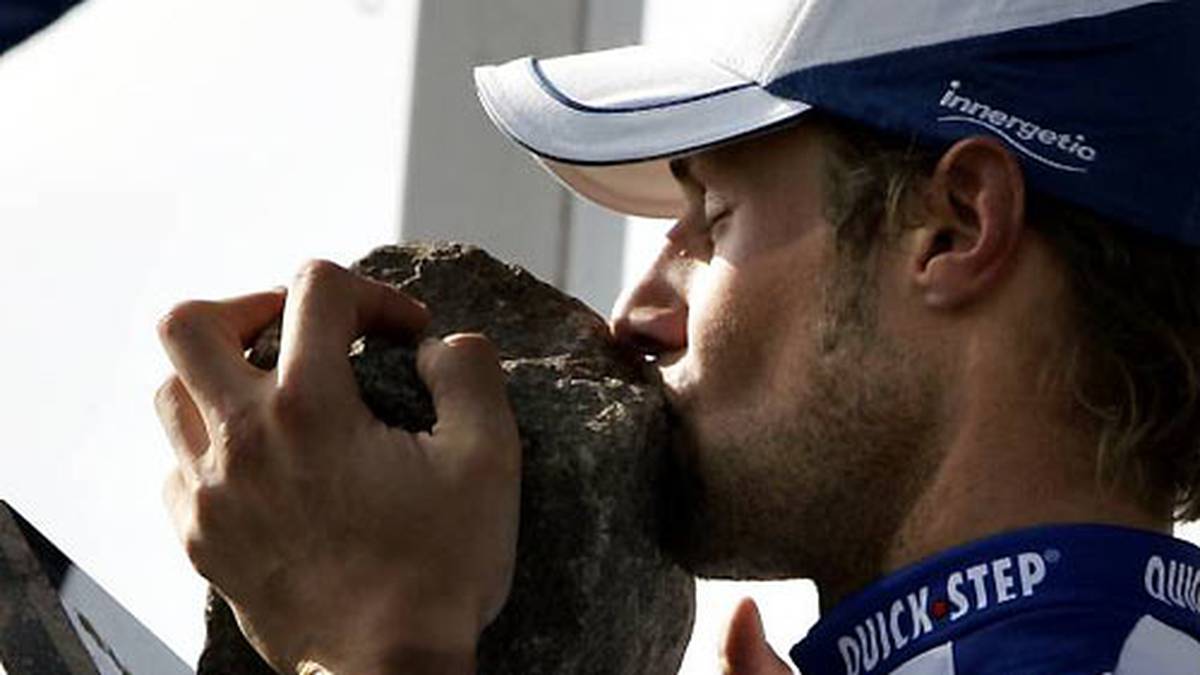 Die Trophäe für den Sieger könnte passender nicht sein: Der Schnellste erhält einen großen Pflasterstein. Auf dem Bild küsst Tom Boonen die Trophäe, die er schon vier Mal erobern konnte. 2013 muss er passen. Bei seinem Sturz in Flandern hat er sich einen Rippenbruch zugezogen