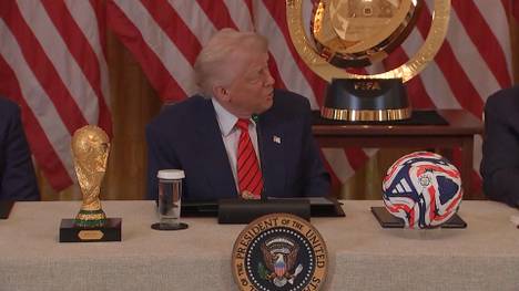 US-Präsident Donald Trump hält eine Pressekonferenz zur Weltmeisterschaft 2026 ab und redet dabei bereits in Superlativen.