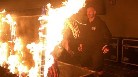 The Fiend (l.) überraschte Randy Orton bei WWE RAW mit einem Feuer-Trick