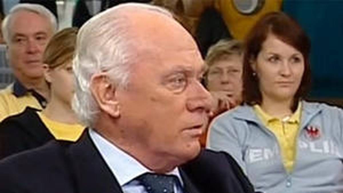 Udo Lattek: "Der Linienrichter hatte schon dreimal abseits gewunken. Kalle Rummenigge war ja schnell, aber es war dreimal kein Abseits. Da bin ich zum Linienrichter hingegangen und habe gesagt: 'Wenn Sie nochmal Abseits winken, nehme ich Ihnen die Fahne und haue Ihnen eine über den Schädel.' Dann war Kalle Rummenigge drei Meter im Abseits, aber er hat sich nicht getraut, die Fahne hochzunehmen, und Rummenigge hat das Siegtor geschossen."