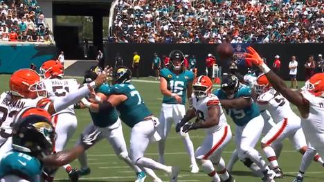 Jaguars-Quarterback Trevor Lawrence liefert gegen die Cleveland Browns eine Gala und sorgt mit vier Touchdowns für einen Blowout-Sieg. Mit seinem zweiten Passing-Touchdown knackt er eine historische Schallmauer.