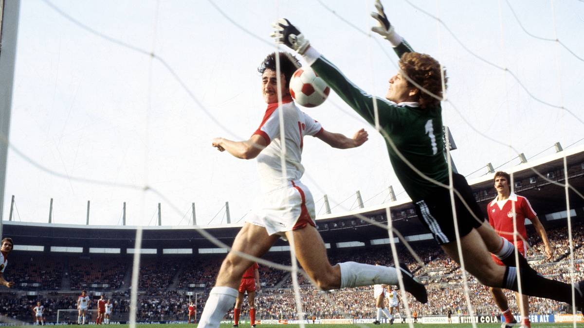 PLATZ 4 - 8 Tore, Düsseldorf - Köln (3:6), 1980: Eine bittere Stunde erlebt Fortuna Düsseldorf am 2. Februar 1980 gegen Rivale Köln. Nachdem die Geißböcke zur Pause mit 1:0 führen, hagelt es in der 2. Hälfte Tore. Düsseldorf kommt durch Rüdiger Wenzel in der 75. Minute sogar nochmal auf 3:4 ran - Kölns Dieter Müller und Yasuhiko Okudera mit seinem zweiten Treffer machen mit einem Doppelschlag innerhalb von drei Minuten aber alles klar