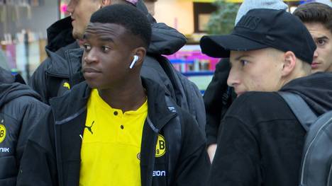 Weil er im Revierderby rassistisch beleidigt wurde, wehrte sich Youssoufa Moukoko mit einem emotionalen Statement.