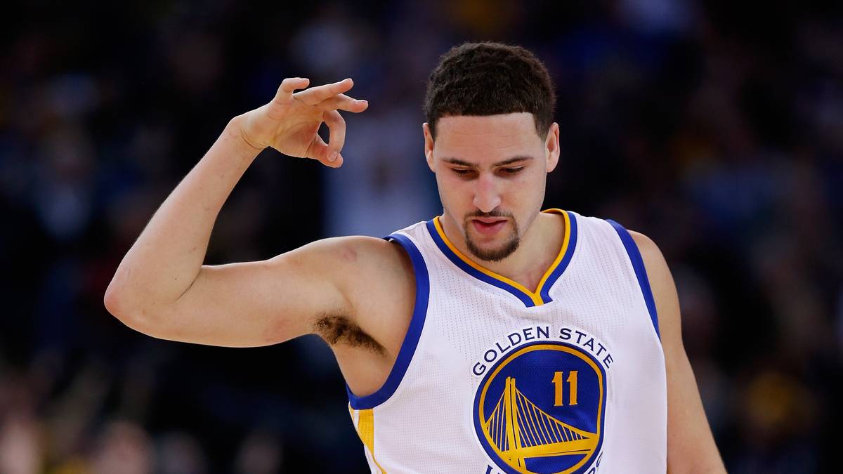 So richtig heiß war Klay Thompson. Der 25-Jährige, der zusammen mit MVP Steph Curry die Splash Brothers bildet, zaubert 27 Punkte alleine im dritten Viertel auf das Feld (am Ende: 43). Im besten Stile droppt er das imaginäre Mikrofon - Thompson out!