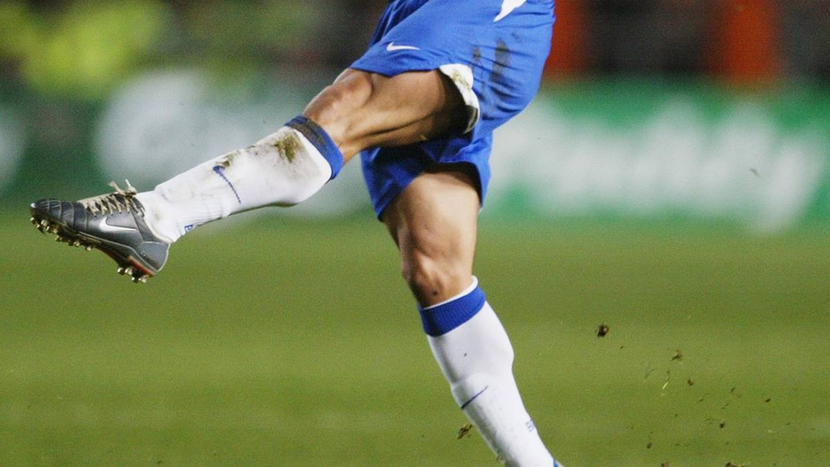 PLATZ 4 - ROBERTO CARLOS: Wenn der Brasilianer den Hammer auspackte, gingen die gegnerischen Freistoßmauern beinahe freiwillig in die Knie. Unvergessen sein 40-Meter-Freistoß in einem Testspiel gegen Frankreich, der sich scheinbar gegen alle Gesetze der Physik um die Mauer und am verdutzten Fabien Barthez vorbei ins Tor drehte