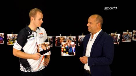 Zwei Fotos, zwei Welten – Max Hopp stellt sich vor der Darts-WM der SPORT1 Foto-Challenge: How it started – how it’s going. Die Darts-WM – ab dem 13. Dezember auf SPORT1.