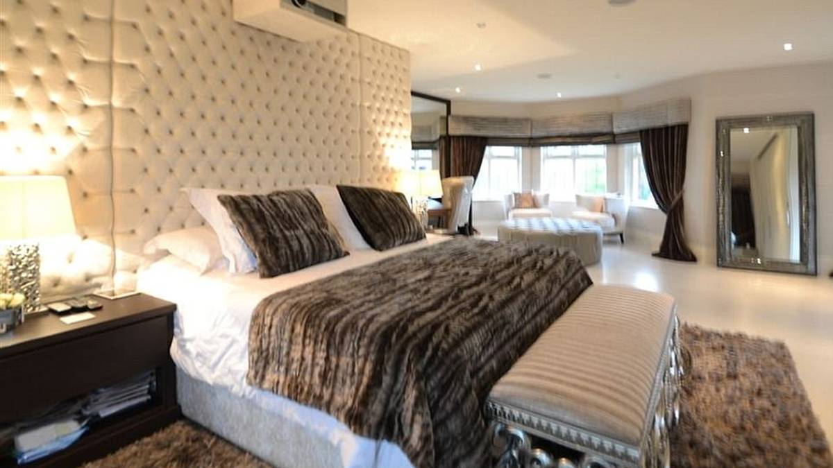 Das Haus bietet zum Preis von zwei Millionen Pfund fünf Schlafzimmer