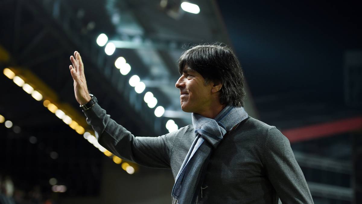 Der Schal sitzt, Joachim Löw präsentiert sich vor dem Testspiel der deutschen Nationalmannschaft gegen Australien im Fritz-Walter-Stadion in Kaiserslautern modisch wie immer. Doch wem winkt der Bundestrainer da?