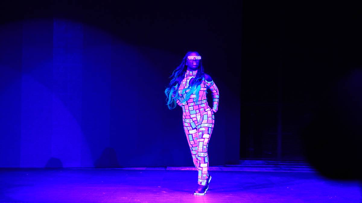 Diesen Hintergrund präsentiert sie auch bei WWE, legt vor ihren Matches gern spektakuläre Tanzeinlagen hin. Privat ist sie an einen Wrestler-Kollegen vergeben, sie ist die Ehefrau von Jimmy Uso