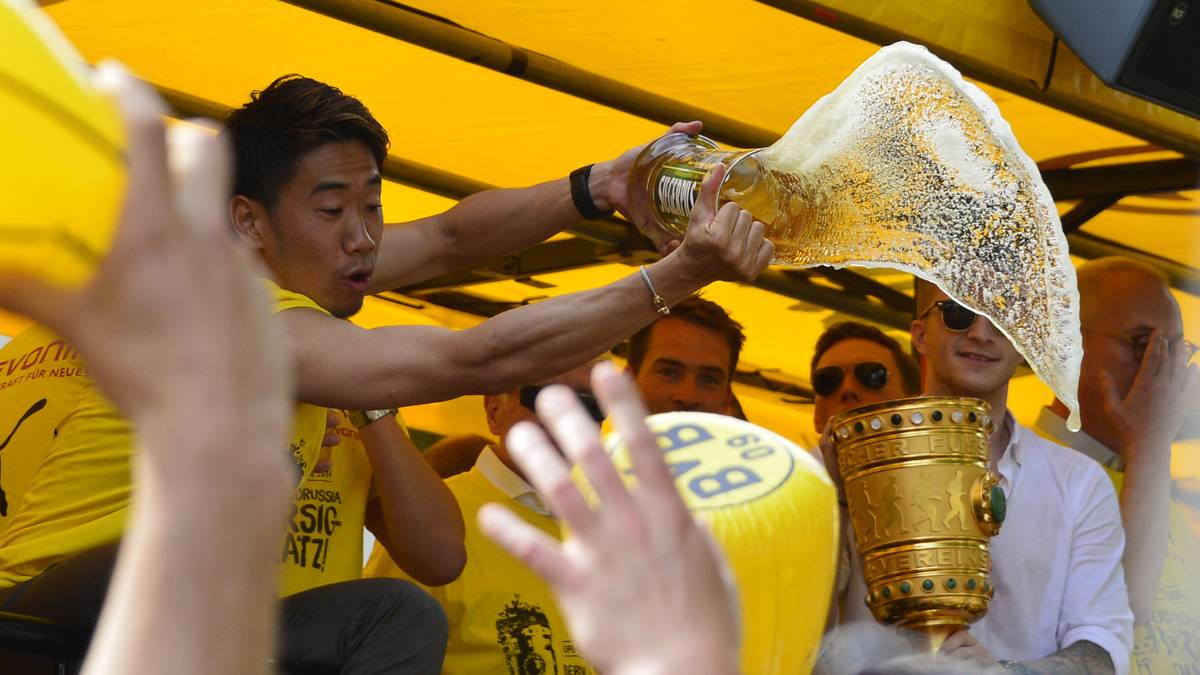 Shinji Kagawa verteilt währenddessen Freibier. Auf dem Truck sind eigens Fässer für die Mannschaft aufgebaut