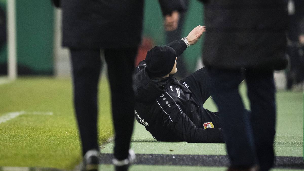 Zakaria sprintet einem Ball hinterher, Herrlich stellt sich davor. Gladbachs Mittelfeldmann versucht, den Ball trotzdem schnell zu holen und touchiert Herrlich leicht am Rücken. Bayers Trainer geht zu Boden 
