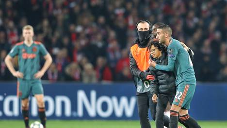 Hakim Ziyech wurde beim Spiel von Ajax gegen Lille von einem Jungen umarmt